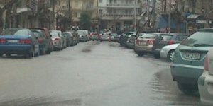 Σε ποτάμι μετατράπηκαν οι δρόμοι της Θεσσαλονίκης [εικόνες & βίντεο]