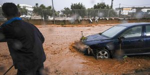 Διακοπή της κυκλοφορίας οχημάτων εξαιτίας της πλημμύρας (Φωτογραφία: EUROKINISSI/ ΑΝΤΩΝΗΣ ΝΙΚΟΛΟΠΟΥΛΟΣ)
