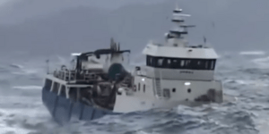 Πλοία στο έλεος της μανίας της θάλασσας -Οταν τεράστια κύματα καταπίνουν ακόμα κ