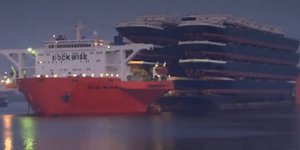 Εικόνες που προκαλούν δέος -Πως μεταφέρονται 13 πλοία που δεν πλέουν στη θάλασσα
