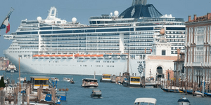 Τεράστιο κρουαζιερόπλοιο εισβάλει στην Βενετία [εικόνες]