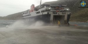 Η στιγμή που το πλοίο Αρτεμις δένεις στην Σίφνο/ Φωτογραφία: kaipoutheos.gr