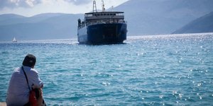 Ενα πλοίο μόλις έχει αποπλεύσει από το λιμάνι / Φωτογραφία: Eurokinissi