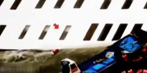 Εικόνα που σοκάρει λίγο πριν το ναυάγιο -Επιβάτης προσπαθεί να σπάσει το τζάμι γ