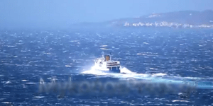 Μάχη με τα κύματα ανοιχτά της Μυκόνου -Η θάλασσα ήταν έτοιμη να καταπιεί το πλοί