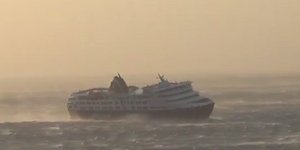 Ο αέρας έγειρε στο πλάι το Superferry -Φωτογραφία: Facebook