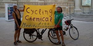 Δύο αποφασισμένοι Ελληνες γυρίζουν όλη τη Μεσόγειο με ποδήλατα για να διαμαρτυρη