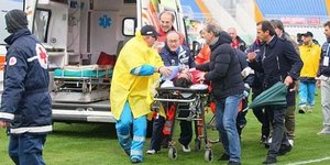 Ποδοσφαιριστής υπέστη καρδιακή προσβολή κατά την διάρκεια του αγώνα[βίντεο]