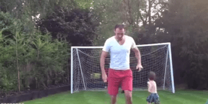 Ατζαμής πατέρας μαθαίνει μπάλα στον γιο του με τον χειρότερο τρόπο [βίντεο]