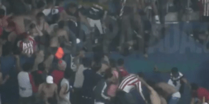 Ξυλοδαρμός αστυνομικών χωρίς έλεος σε ποδοσφαιρικό αγώνα -Τους χτυπούσαν με τα δ