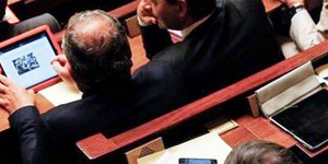 Γάλλοι βουλευτές παίζουν πόκερ εντός του Κοινοβουλίου