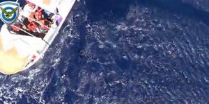 Οι δραματικές στιγμές διάσωσης μεταναστών από ελικόπτερο της Πολεμικής Αεροπορία