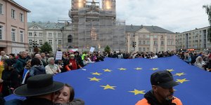 Πολωνοί διαδηλώνουν στη Βαρσοβία κατά της αμφιλεγόμενης μεταρρύθμισης στη Δικαιοσύνη (Φωτογραφία: ΑΡ) 