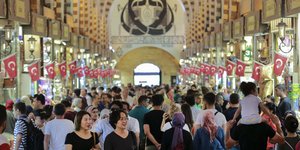 Η κρίση τρομάζει τους Τούρκους (Φωτογραφία: AP/ Mucahid Yapici)