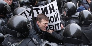 Φωτογραφία: AP/ Xιλιάδες Ρώσοι διαδήλωσαν κατά του Πούτιν- Εγιναν 243 συλλήψεις [εικόνες]