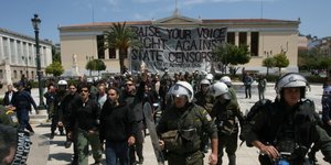 Για προσβολή συμβόλων στον εισαγγελέα έξι άτομα που κατέβασαν την ελληνική σημαί