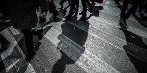 πολίτες περπατούν στην Αθήνα/Φωτογραφία: Eurokinissi