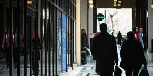 πολίτες σε στοά της Αθήνας/Φωτογραφία: Eurokinissi