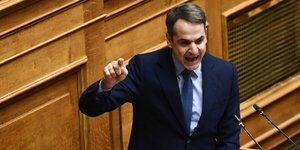 Ο πρόεδρος της Νέας Δημοκρατίας Κυριάκος Μητσοτάκης στην ομιλία του στην Ολομέλεια της Βουλής- φωτογραφία intimenews