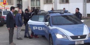 Ιταλοί αστυνομικοί συλλαμβάνουν τον δράστη στο Ροζάρνο της Ιταλίας (Φωτογραφία: facebook/Polizia di Stato)