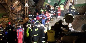 Στους 15 αυξήθηκε ο αριθμός των νεκρών από τη σύγκρουση τρένων στην Πολωνία