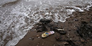 Δύο Πολωνοί μεταξύ των νεκρών / Φωτογραφία intime/ Πέτρος Λιάκος