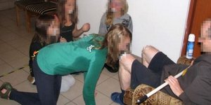 Ιερέας έβαζε 13χρονους να γλείφουν σαντιγί από τα γόνατά του [εικόνες]