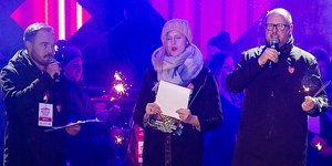 Ο Αντάμοβιτς (δεξιά) λίγο πριν δεχθεί την επίθεση - AP Photo/Anna Rezulak/KFP