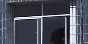 Ποδοσφαιριστής έσπασε με σουτ το παράθυρο πολθυκατοικίας! [βίντεο]