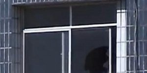 Ποδοσφαιριστής έσπασε με σουτ το παράθυρο πολθυκατοικίας! [βίντεο]