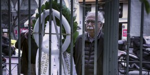 Αναρχικοί εμπόδισαν την αντιπροσωπεία του Σύριζα να καταθέσει στεφάνι στο Πολυτεχνείο- φωτογραφία eurokinissi