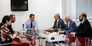 Στιγμιότυπο από τη συνάντηση του Κυριάκου Μητσοτάκη με το προεδρείο της ΠΟΜΙΔΑ/Φωτογραφία: Eurokinissi