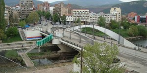 Κόσοβο: Αφαιρέθηκε το οδόφραγμα που χώριζε Σέρβους και ΑΛβανούς στη «γέφυρα του 