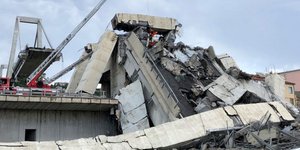 39 άτομα έχουν ανασυρθεί μέχρι στιγμής νεκρά από την κατάρρευση της γέφυρας στη Γένοβα. Φωτογραφία: AP