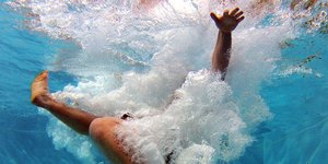 Πτώση σε πισίνα από πολύ ψηλά κάνουν από τα ξενοδοχεία της Ισπανίας νέοι τουρίστες/Φωτογραφία: Pixabay