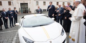 Ο Πάπας ευλόγησε τη Lamborghini που του χάρισαν (Φωτογραφία: AP)