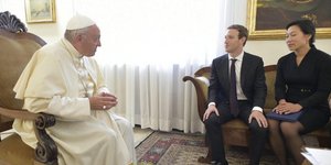 Φωτογραφία: L'OSSERVATORE ROMANO/HANDOUT/EPA και Associated Press