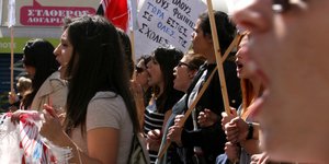 Με ρόπαλα και σημαίες επιτέθηκαν στα ΜΑΤ οι φοιτητές - Τους απάντησαν με χημικά
