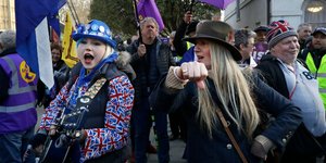 Διαδηλωτές υπέρ και κατά του Brexit στο Λονδίνο / Φωτογραφία: AP Images
