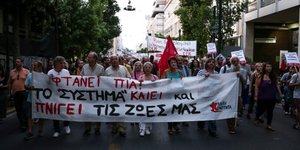 Πορεία στο κέντρο της Αθήνας για τους πυρόπληκτους (Φωτογραφία: EUROKINISSI/ΓΙΑΝΝΗΣ ΠΑΝΑΓΟΠΟΥΛΟΣ)