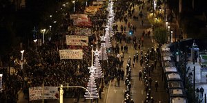 Μολότοφ & οδοφράγματα στη Στουρνάρη -Ολοκληρώθηκε ειρηνικά η πορεία