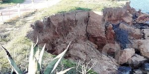 Υποχώρησε παραλιακός δρόμος (Φωτο: parianostypos.gr)