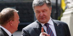 Ο Ουκρανός πρόεδρος (δεξιά) Πέτρο Ποροσένκο / Φωτογραφία: AP Images