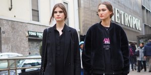 Fashionista ποζάρουν στο φακό/ Φωτογραφία: Shutterstock