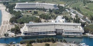 Απολύσεις 58 υπαλλήλων από το «Πόρτο Καρράς» Παραμονή Πρωτοχρονιάς