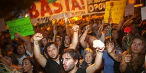 «Εξω η Τρόικα» στα... πορτογαλικά – Παραίτηση κυβέρνησης ζητούν χιλιάδες κόσμου