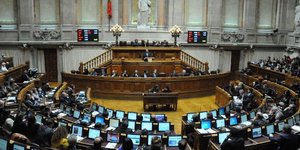 Συνταξιούχοι εισέβαλαν στη Βουλή