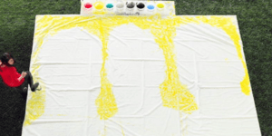 Κολλημένη με τη μπάλα: Ζωγράφος δημιουργεί εκπληκτικά πορτρέτα παίζοντας ποδόσφα