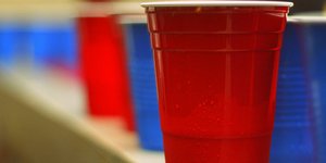 Να γιατί τα πλαστικά ποτήρια μίας χρήσης έχουν γραμμές [εικόνα]