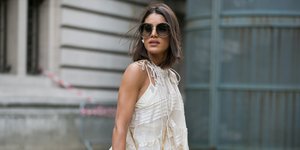 Γυναίκα ποζάρει στον φακό/Φωτογραφία Shutterstock